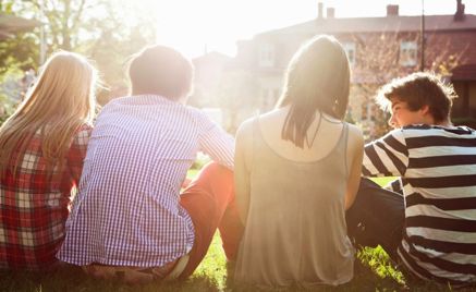 Foto: NTB scanpix Credit: Oslo kommune Gjeng med ungdom sitter i solen.