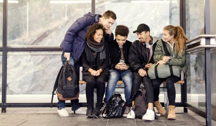 Foto: Oslo kommune Ungdommer som sitter på benk