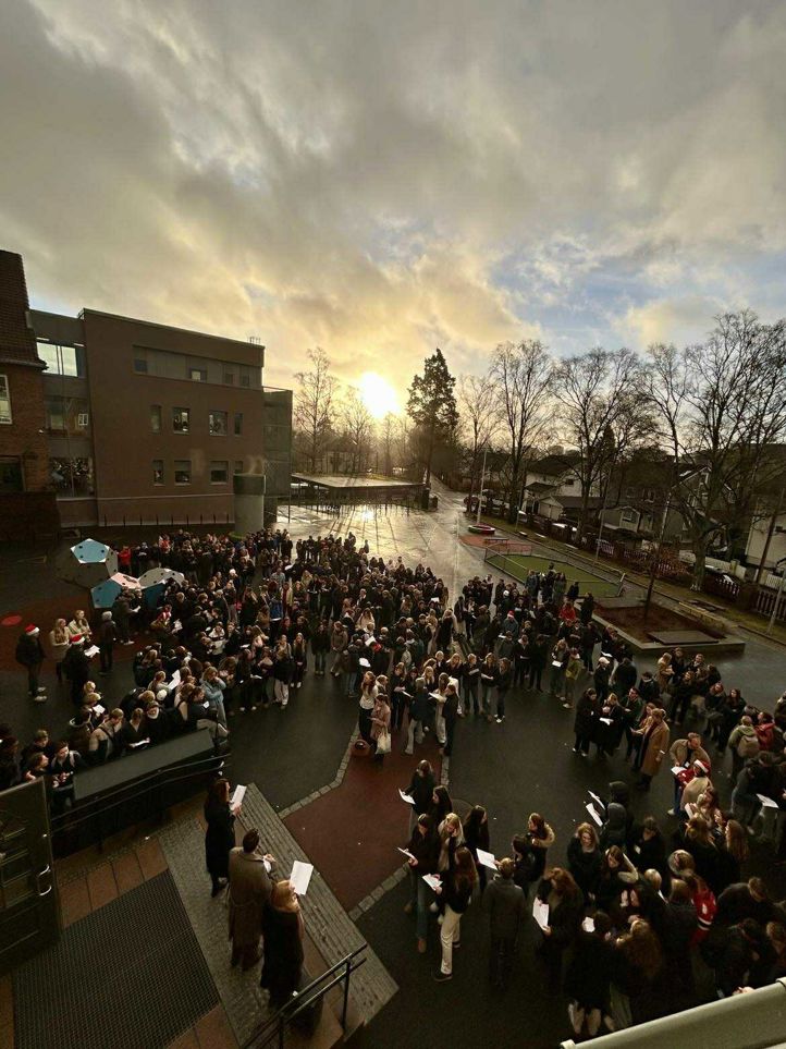 En stor gruppe mennesker samlet seg utenfor