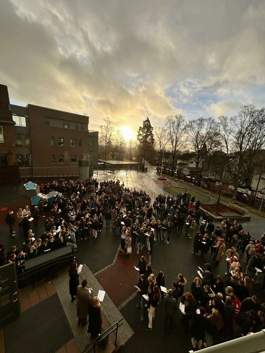 En stor gruppe mennesker samlet seg utenfor