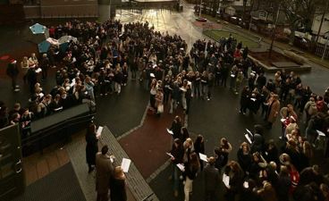 Foto: Privat En stor gruppe mennesker samlet seg utenfor