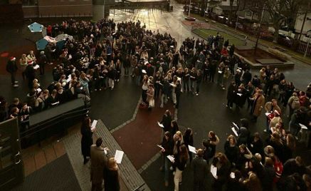 Foto: Privat En stor gruppe mennesker samlet seg utenfor