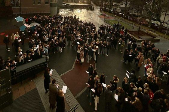 Foto: Privat En stor gruppe mennesker samlet seg utenfor