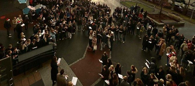 Foto: Privat En stor gruppe mennesker samlet seg utenfor