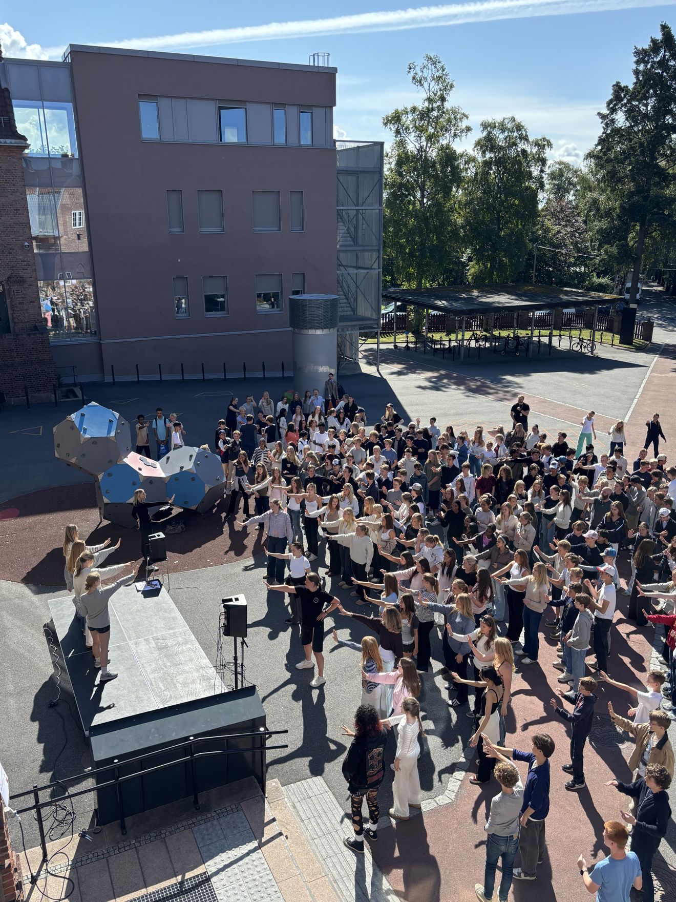 En gruppe mennesker på en plass En gruppe mennesker på en plass