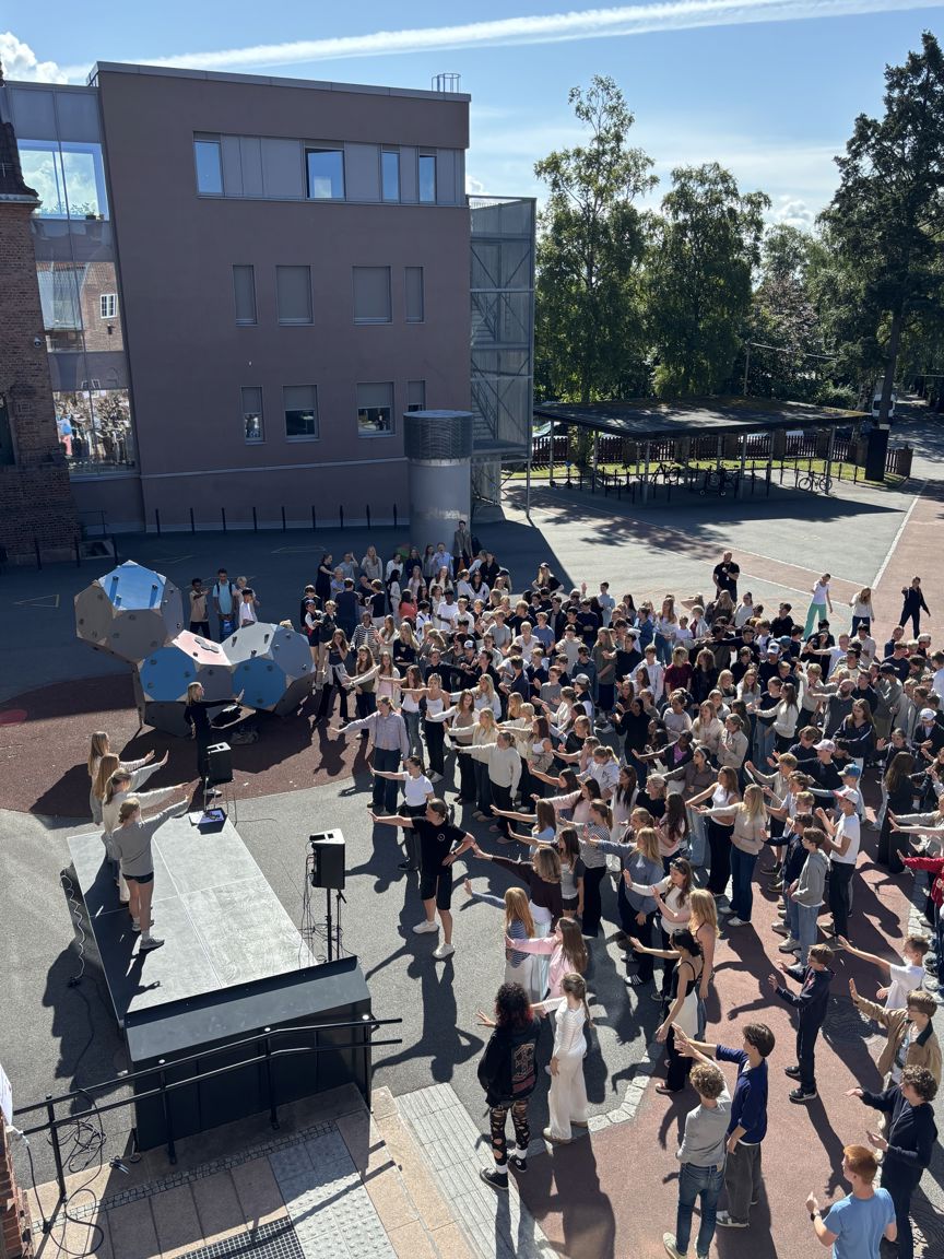 En gruppe mennesker på en plass En gruppe mennesker på en plass